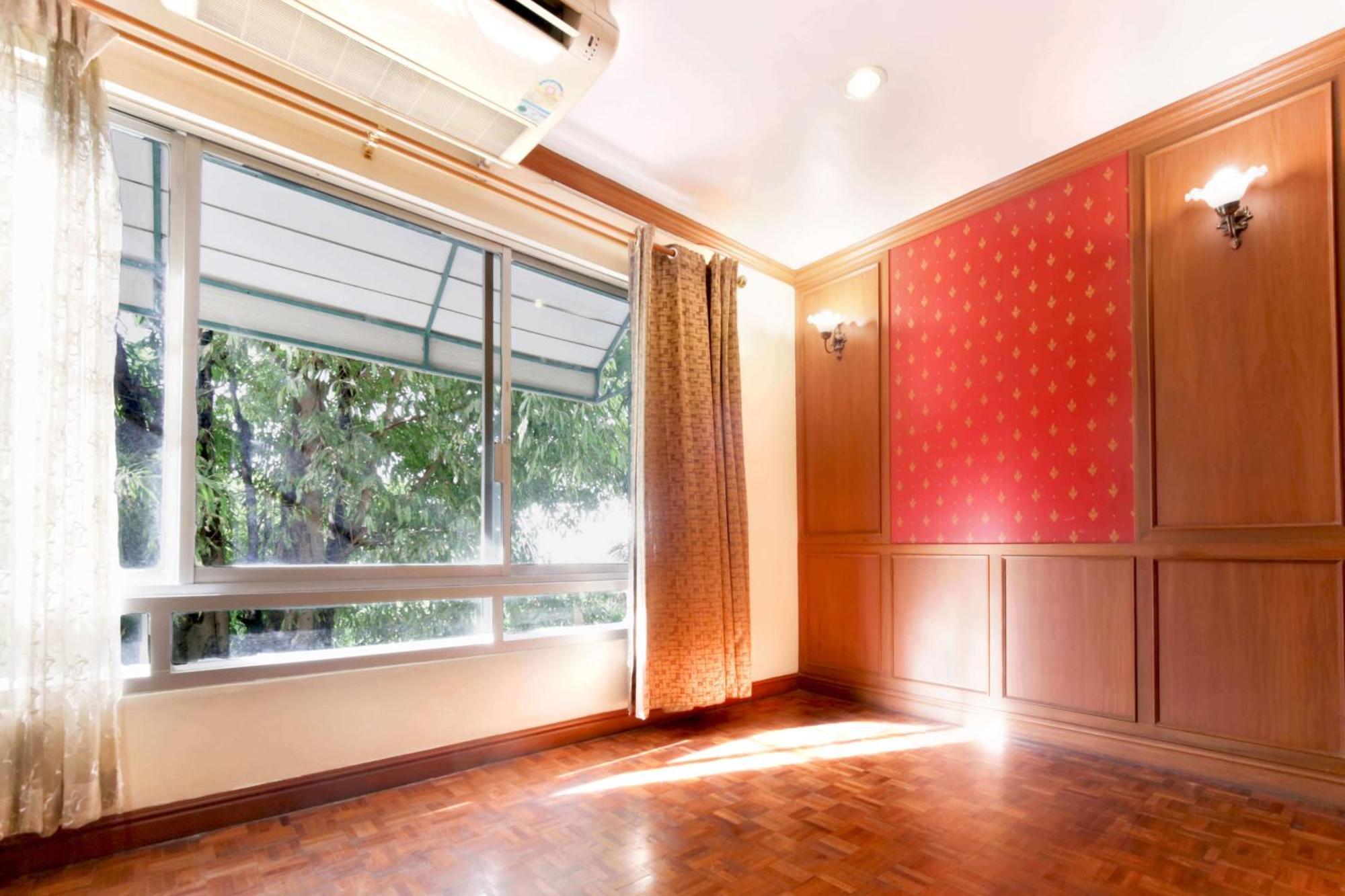 โรงแรม By Royal Ivory Nana